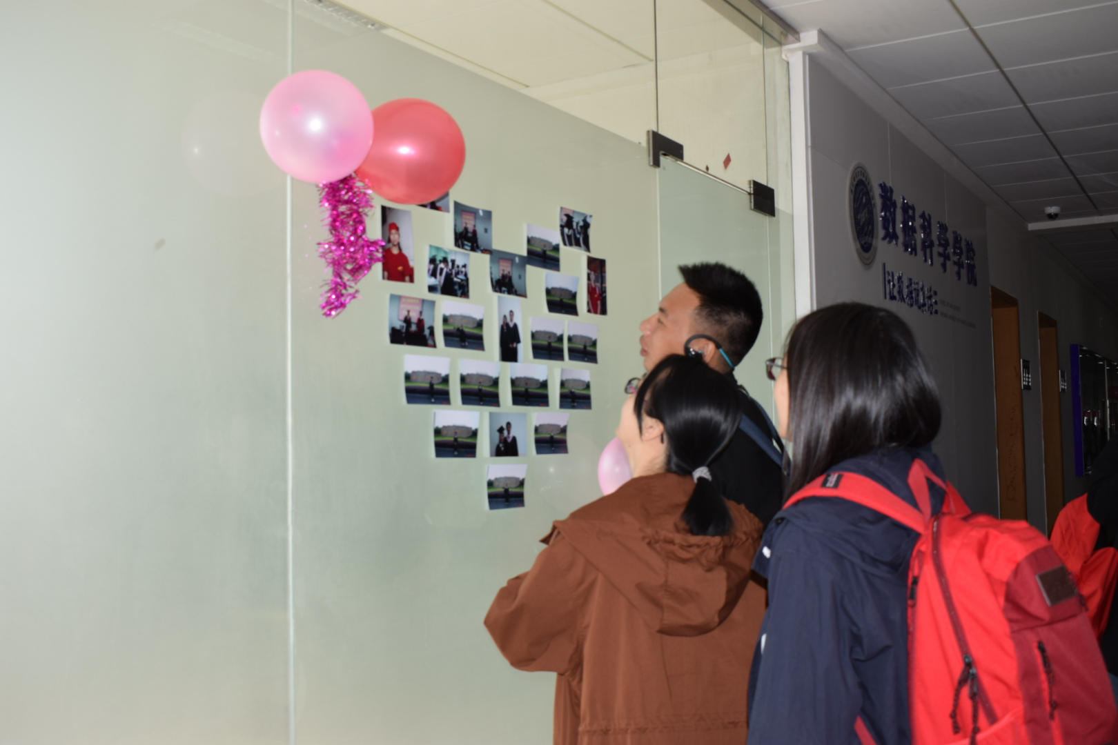 (心形照片墙上是满满的青春回忆)